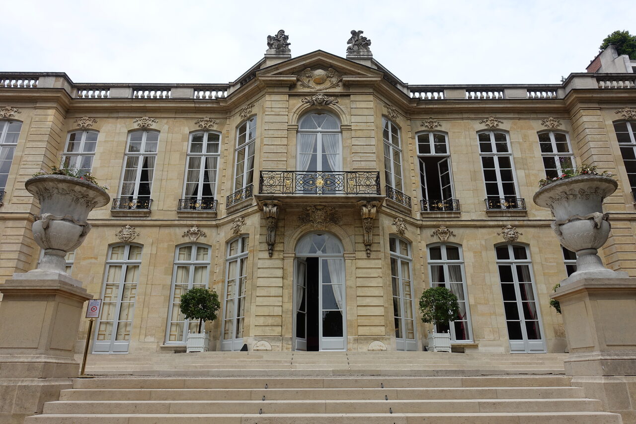 Façade sur jardin de l'Hôtel de Matignon à Paris, résidence officielle du Premier ministre français
