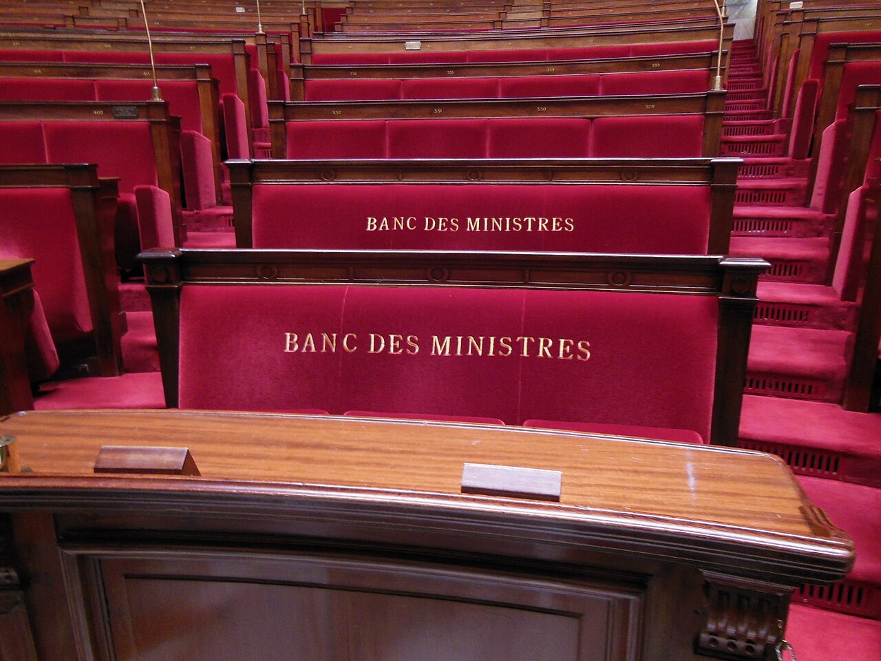 Hémicycle de l'Assemblée nationale au Palais Bourbon, où les députés débattent et votent les lois en France