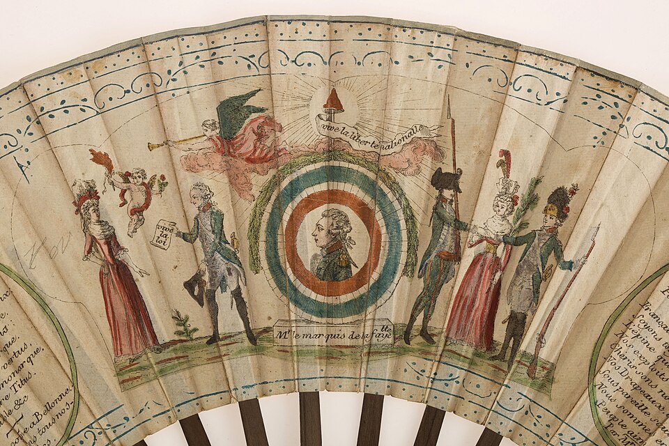 Gravure du 18e siècle représentant La Fayette et la cocarde tricolore bleu blanc rouge née pendant la Révolution française de 1789