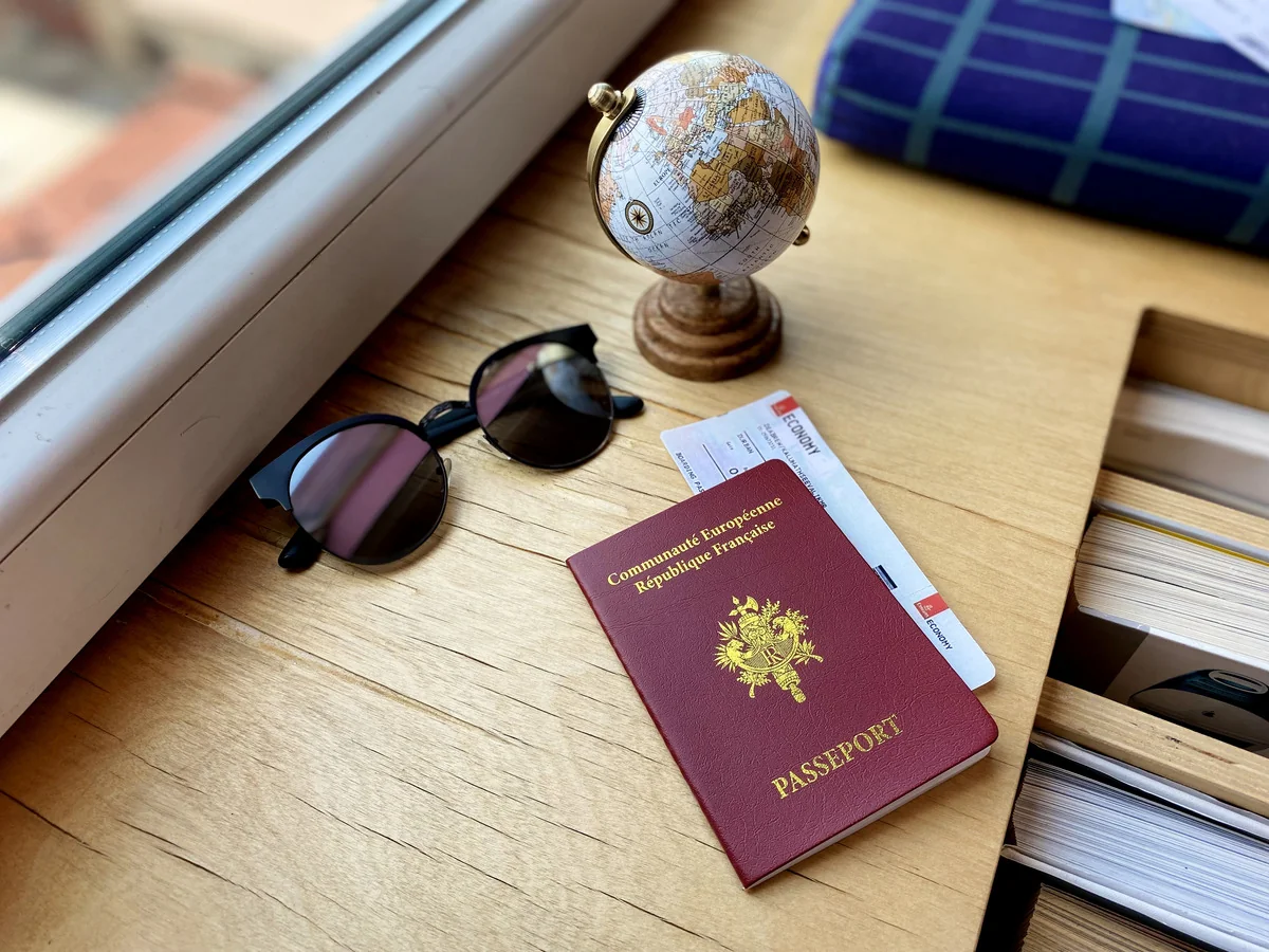 Passeport français bordeaux posé sur une surface, symbole de la nationalité française acquise par droit du sol, droit du sang ou naturalisation