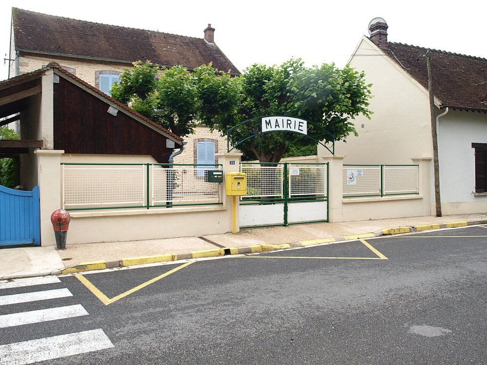 Façade d'une mairie française avec le drapeau tricolore, symbole du service public neutre où s'applique l'obligation de neutralité des fonctionnaires