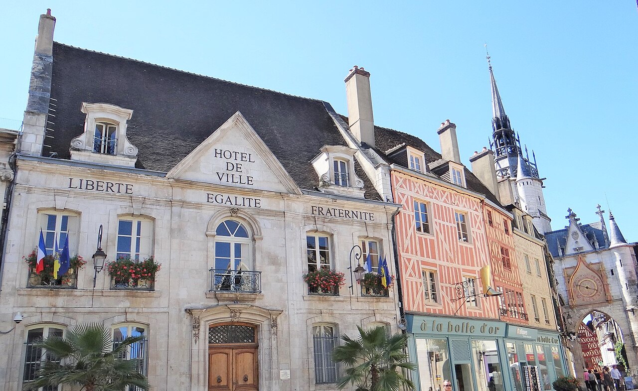 Fronton d'une mairie française portant la devise Liberté Égalité Fraternité, symbole de la République que rejoignent les candidats à la naturalisation