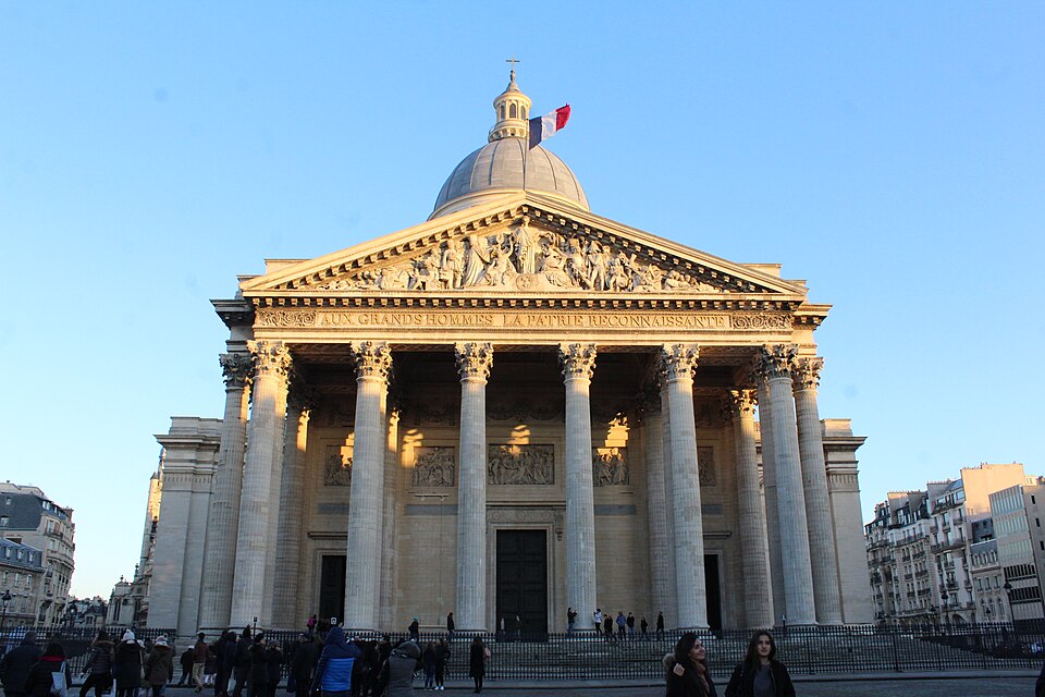 Façade du Panthéon de Paris avec sa colonnade à l'antique et son fronton portant l'inscription Aux grands hommes la patrie reconnaissante