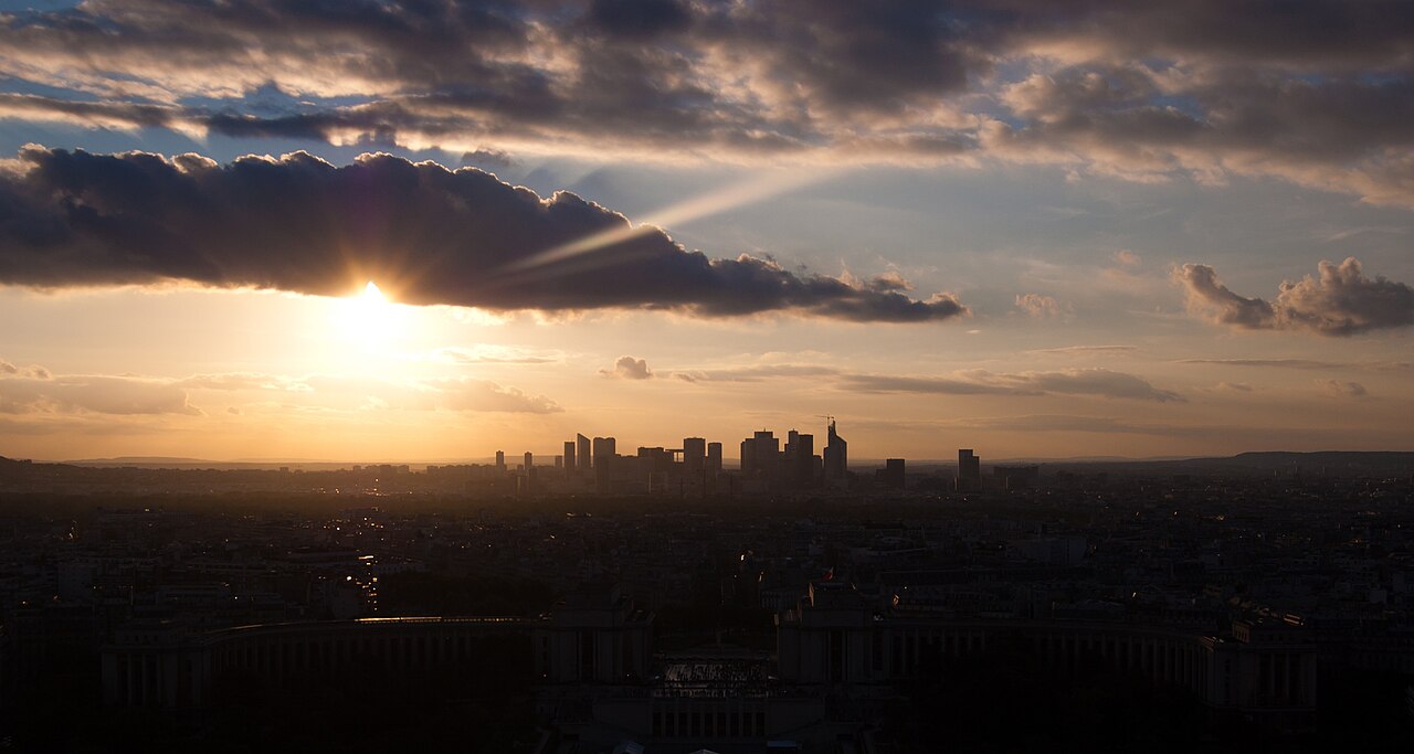Tours du quartier d'affaires de La Défense au coucher du soleil, symbole de la vie professionnelle en France évoquée à l'entretien de naturalisation