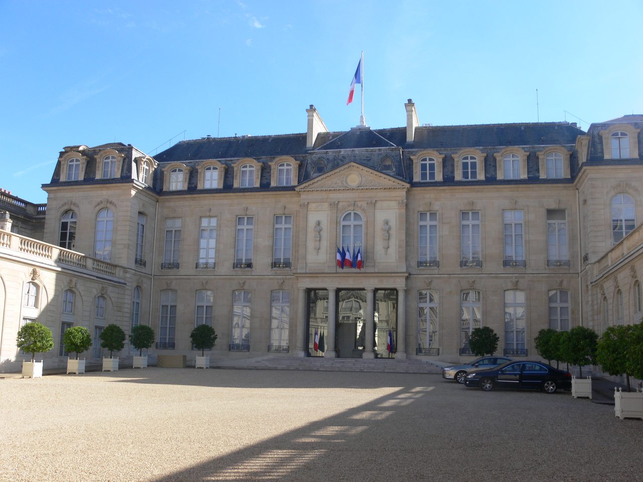 Cour d'honneur du palais de l'Élysée à Paris, résidence officielle du Président de la République française