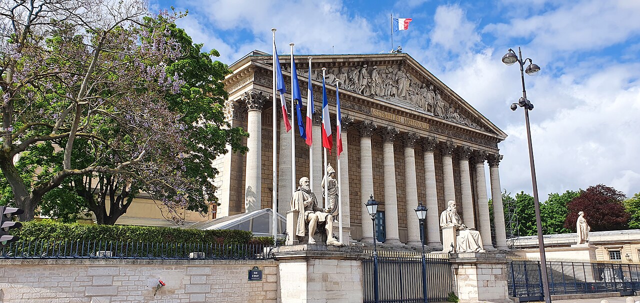 Façade à colonnade de l'Assemblée nationale au Palais Bourbon, symbole de la République démocratique française