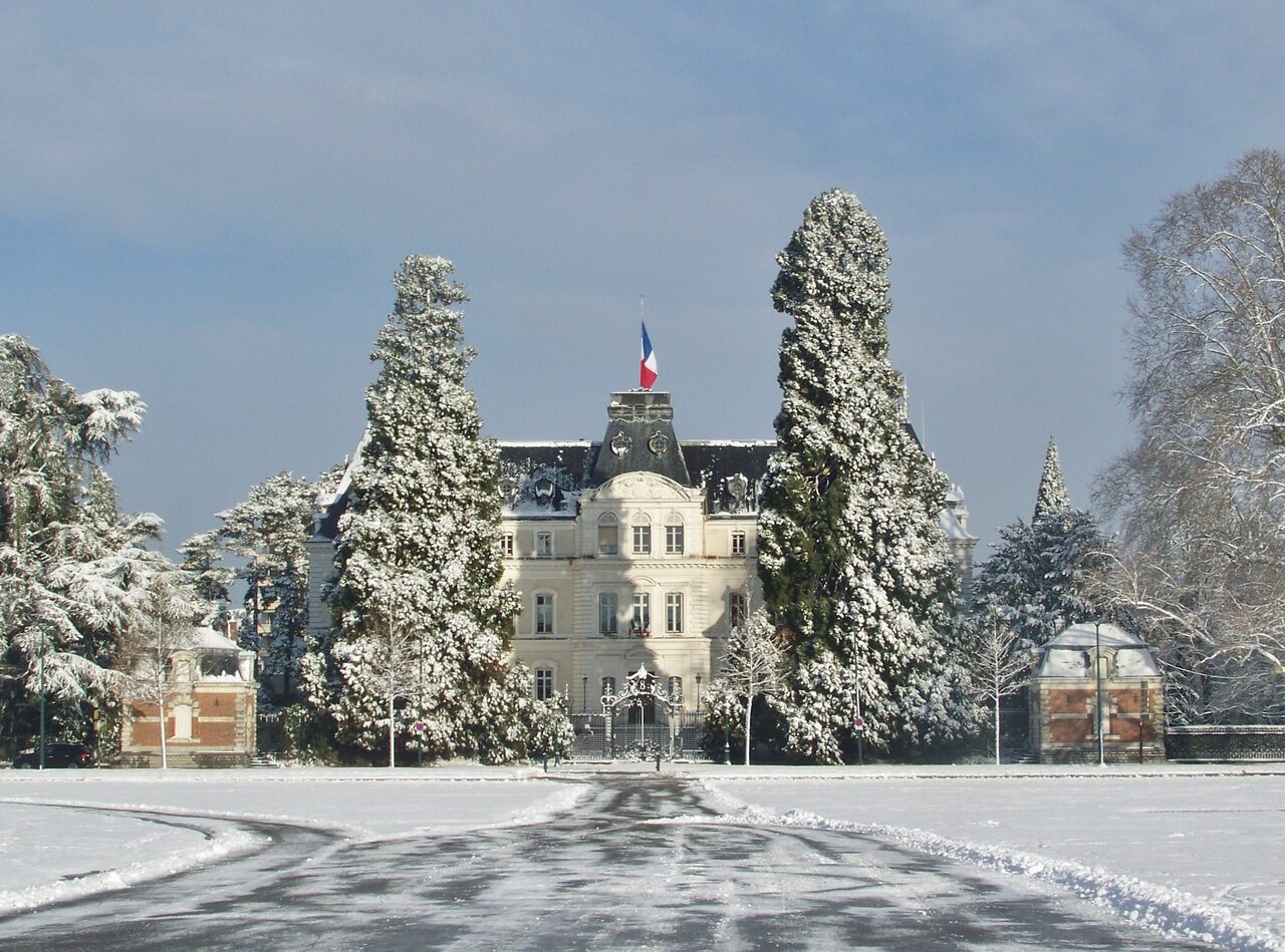Façade de la préfecture de Haute-Savoie à Annecy, siège du représentant de l'État dans le département où se déroule l'entretien de naturalisation